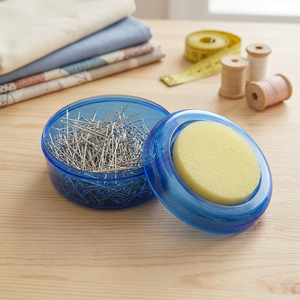 AA0037 Goupilles en acier |   Ensemble d'épingles à coudre avec coussinet en éponge dans un conteneur en plastique bleu pour les projets de quilting et d'artisanat - Product Image 1