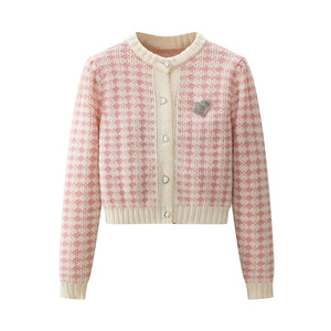 Cardigan en tricot à carreaux rose et blanc pour femme avec broche en forme de cœur, manches longues, col rond, style vintage, anti-boulochage - Product Image 1