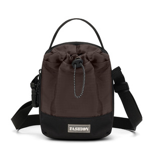 Bolsa de Moda para Botella de Agua con Cordón, Negra y Marrón, Unisex, Bandolera, Interior Impermeable, Bolsillo con Cremallera, Correa Desmontable - Product Image 1