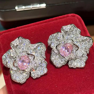 Orecchini a Perno con Fiore in Oro Bianco e Quarzo Rosa, Montatura in Argento 925, Gioielli Romantici da Donna per Feste - Product Image 4