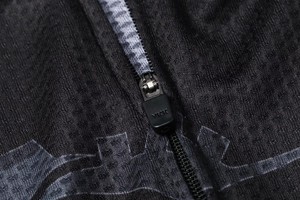 Maillot de cyclisme léger imprimé multicolore personnalisé à manches longues et multi-poches pour événements cyclistes en extérieur - Product Image 5