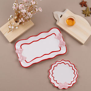 طبق حلوى أنيق من السيراميك من Redeco بحافة حمراء وفيونكة وردية، طقم أطباق سيراميك فاخر، أدوات مائدة لطيفة للاستخدام في الحفلات المنزلية - Product Image 1