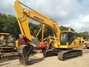 Excavadora Usada Komatsu PC220-8 – Fuerza de Excavación de 172 kN, Lista para Trabajo Pesado (Resaltando la potencia bruta con una figura específica) - Product Image 3