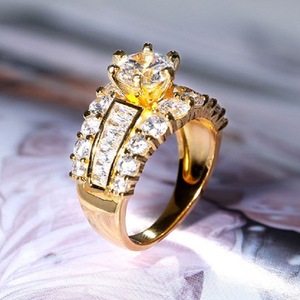 Anello Nuziale in Oro con Cristalli di Zirconia per Donne, Gioiello di Lusso Chic per Fidanzamento e Feste, Regalo di Moda - Product Image 4