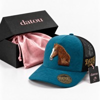 Casquette de baseball trucker personnalisée brodée équestre en gros, avec face en daim, dos en maille, visière incurvée, motif cheval, fournisseur de coffrets cadeaux