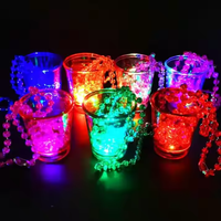 Zhongda Décorations de fête rougeoyantes Led Light up Collier clignotant Fête Tasse à vin en plastique Collier d'ampoule