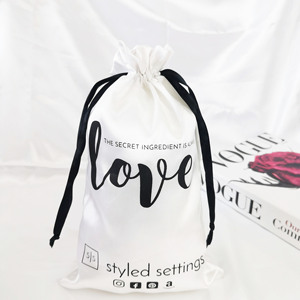 Pochette de rangement personnalisée avec logo pour perruques, bijoux et extensions capillaires, en satin de soie avec cordon de serrage, anti-poussière - Product Image 3