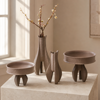 Collection de vases et plateaux décoratifs en céramique moderne avec base sculpturale géométrique pour la décoration intérieure