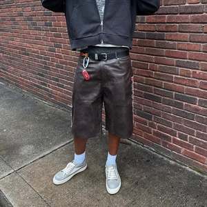 Hersteller Maßgefertigte Hochwertige Bestickte Strass-Streetwear-Ledershorts Schwere PU-Ledershorts für Herren - Product Image 5