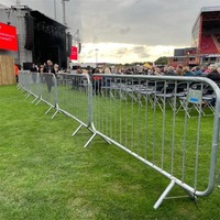 Barrière piétonne soudée antirouille avec base détachable, portable, pour gestion des files d'attente, aéroport, stade, clôture de sécurité extérieure