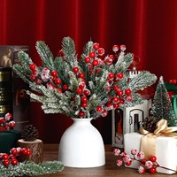 Branches de pin enneigées de Noël avec baies rouges pour couronnes, guirlandes, vases, décorations florales saisonnières d'hiver et centres de table festifs