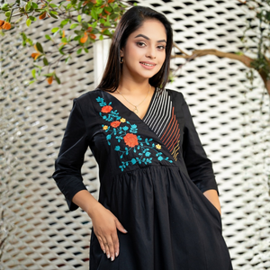 Elegante Vestido Corto Cruzado con Detalle de Bordado en la Parte Delantera, Ropa Casual para Mujer - Product Image 5