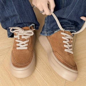 Chaussures pour hommes Printemps 2026 : Nouvelle collection de baskets décontractées en cuir suédé marron, style rétro, à talon épais et semelle compensée, très tendance - Product Image 4