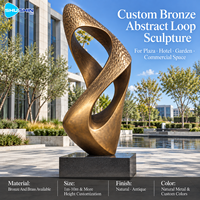 Sculpture abstraite moderne en bronze, en forme de boucle, martelée à la main, en laiton et cuivre, art personnalisé pour les lieux emblématiques, les places, les hôtels, les jardins et les espaces commerciaux