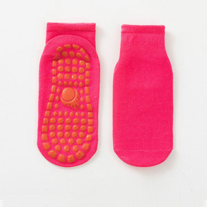 Chaussettes de yoga antidérapantes pour adultes, idéales pour l'été, chaussettes de sol tricotées pour l'éveil des jeunes enfants, avec semelle antidérapante et logo personnalisable sur le bord du mollet et le bas. - Product Image 4