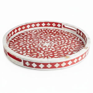 Bandeja de incrustaciones de hueso redondo rojo con patrón de vid floral blanco y asas recortadas, disponible a precios de mayorista. - Product Image 1