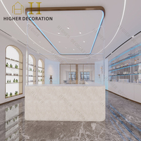 LED-Wand-Kosmetik-Vitrine Schönheitspflege-Produkt-Präsentationsregal Maßgeschneidertes Kosmetikgeschäft-Innendesign