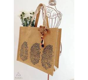 Bolsa de compras de yute de tendencia en varios tamaños Diseños de estilos y colores con diseño de impresión de logotipo personalizado para uso de mujeres en bolsas de comestibles - Product Image 3