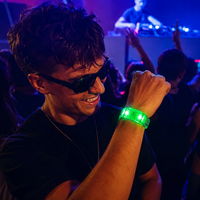 Bracelet lumineux LED à contrôle sonore, vibration et couleur changeante, personnalisable pour concert, mariage, bar, nouveau produit Longstargift