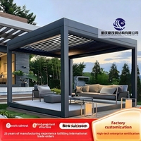 Pergola motorisée moderne en aluminium XiaMao avec toit à lames orientables étanche, gazebo de jardin, éclairage LED, écran latéral et fonctions intelligentes coupe-vent
