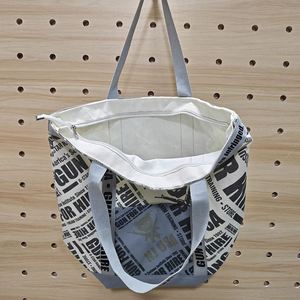 Sac fourre-tout en toile épaisse personnalisé style streetwear avec impression intégrale, poignées en sangle, fermeture éclair et poche avant - Product Image 3