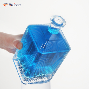 Bouteilles en verre <span class=keywords><strong>de</strong></span> vodka <span class=keywords><strong>de</strong></span> 700 ml <span class=keywords><strong>de</strong></span> haute qualité, gravure personnalisée du logo, bouchon couronne, marque Ruisen, emballage <span class=keywords><strong>de</strong></span> <span class=keywords><strong>liqueur</strong></span>, vente en gros promotionnelle - Product Image 3