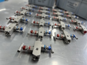 Valvola Collettore a 2 Vie NAI LOK 6000psi, Montaggio a Flangia 1/2 NPT, SS316 Inconel 625, Collettore Manometro a 2 Vie Tipo R T Alta Pressione 414 Bar - Product Image 1