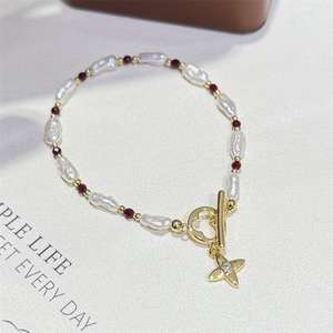 Pulsera de Caramelo Rojo Barroco de Alta Gama con Cierre OT, Perla Alienígena de Agua Dulce Natural, Diseño Único y Exclusivo - Product Image 1