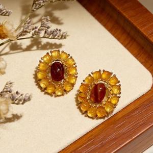 Pendientes de tuerca chapados en oro con forma de flor para mujer, joyería vintage de aleación para fiesta con engaste de bisel de cristal ámbar - Product Image 1