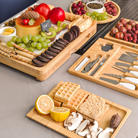 Gemakkelijk te onderhouden, draagbaar en perfect voor het serveren van eten; bamboe kaasplank met houten serveerschaal en messenset.
