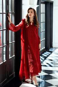 Élégant ensemble 3 pièces en tissu lawn rouge cramoisi brodé avec manches en dentelle et dupatta - Product Image 2