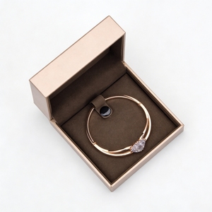 กล่องใส่สร้อยข้อมือแบบหรูหรา กล่องของขวัญเครื่องประดับหนัง PU แข็งแบบกำหนดเอง พร้อมซับในผ้ากำมะหยี่ ปั๊มฟอยล์โลโก้ตามสั่ง ขายส่งจากโรงงาน - Product Image 4