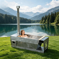 Bain à remous chauffé au bois d'inspiration scandinave Amusi pour 1 personne, sauna et bain à remous extérieur avec poêle à bois