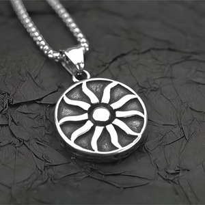 Collier pour homme avec pendentif tournesol en acier inoxydable, design géométrique, bijou cadeau - Product Image 2
