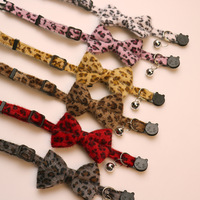 Collier élégant pour chien et chat en peluche polyester imprimé léopard avec nœud papillon, clochette intégrée, réglable, écologique, pour la promenade et les fêtes