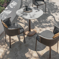 Chaise de salle à manger et de bar d'extérieur en corde d'oléfine tressée, structure en aluminium/acier inoxydable, table ronde et rectangulaire en pierre frittée/teck