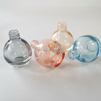 Vente en gros de bouteilles en verre d'huile essentielle à bille en métal de 10ml en forme d'ampoule avec couvercle en bambou en couleurs rose gris bleu clair orange