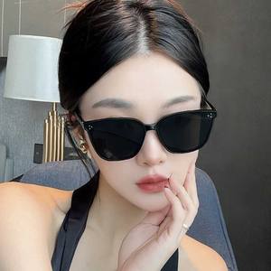 Gafas de sol Gm unisex con montura cuadrada, lentes grises de PC con protección UV400, tipo 3, con remaches de puntos J4 6368 - Product Image 1