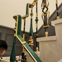 Colonne d'escalier monobloc en cuivre et aluminium, style luxe léger, avec main courante et garde-corps, fixation au sol, design moderne et minimaliste