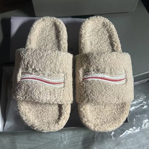 Pantuflas Bordadas de Marca para Mujer, Modernas y a la Moda, de Felpa Suave y Esponjosa, con Punta Abierta - Product Image 2