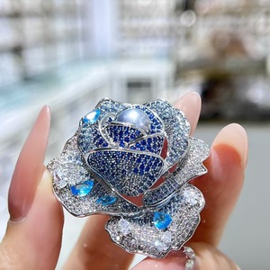 Broche de poitrine élégante de style féminin en perle de Tahiti, fleur naturelle blanche, bleue et rose avec cristaux, accessoires de mode - Product Image 1