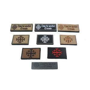 Bracciale Tattico Ecologico dei Cavalieri di Gerusalemme con Patch in Velcro, Medaglia Crociata in Resina e Design Ricamato per Indumenti - Product Image 1