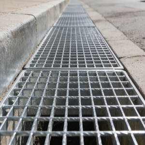 <span class=keywords><strong>Grille</strong></span> en acier galvanisé haute résistance personnalisée pour <span class=keywords><strong>sol</strong></span> extérieur, allée, drain de tranchée avec un design de <span class=keywords><strong>grille</strong></span> robuste - Product Image 1
