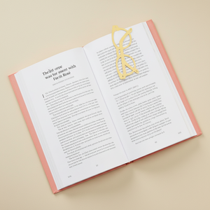 Marque-page en métal artisanal élégant avec des motifs gravés complexes, parfait pour les amoureux des livres et le plaisir de la lecture quotidienne - Product Image 1