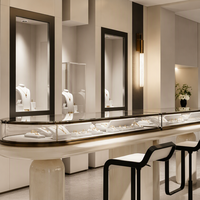 Conception d'intérieur de bijouterie de luxe sur mesure en or rose crème, éclairage LED, ensemble complet de luminaires clés en main, vitrine murale centrale