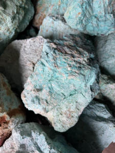 หินคริสโซโคลลาสีเทอร์ควอยส์หยาบจากเปรูรูปทรงผสมตามธรรมชาติใช้หินคริสโซโคลลา - Product Image 3