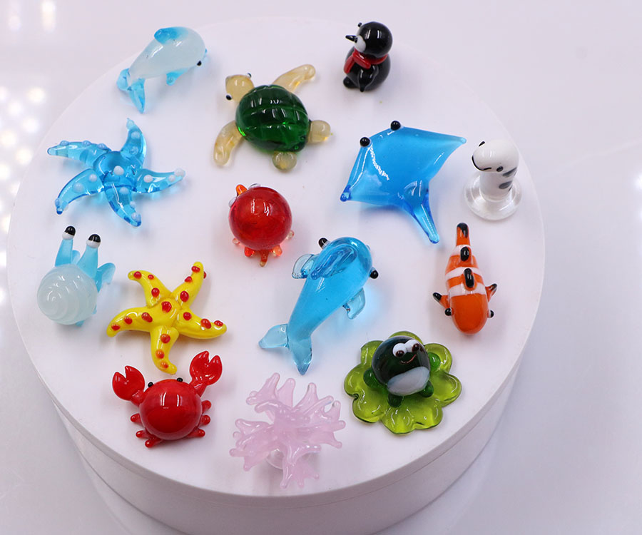 mélange de figurines océaniques