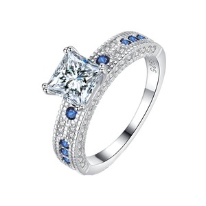 Anillo de Plata de Ley S925 con Moissanita de Corte Princesa y Cuatro Garras VVS1 de 2CT de KIVORA, Anillo de Compromiso y Boda para Mujer - Product Image 1
