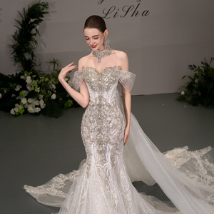 Robe de mariée moderne Gt101 style sirène, avec perles et traîne chapelle, pour soirée formelle ou événement. - Product Image 4