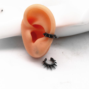 Pendientes de clip yunnique con forma de pico, de acero de titanio negro, joyería geométrica de moda para hombres y mujeres - Product Image 4
